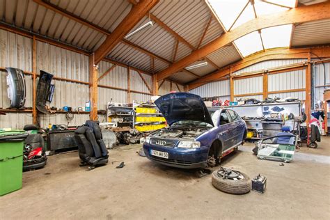 Réparation automobile dans un garage