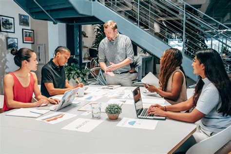 Réunion d'équipe autour d'un projet vidéo