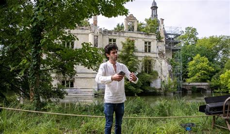 Romain Delaume devant le château de La Mothe-Chandeniers