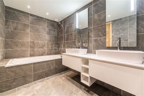 Salle de bain carrelée