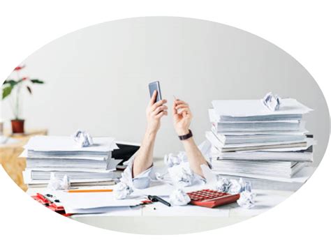 Secrétaire indépendante travaillant à son bureau