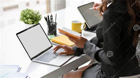 Secrétaire indépendante travaillant sur ordinateur