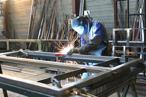 Serrurier au travail