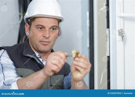 Serrurier travaillant