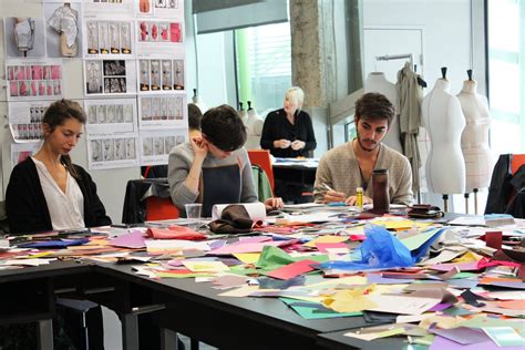 Styliste de mode musulmane travaillant dans un atelier