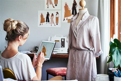Styliste freelance travaillant sur un projet de mode