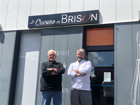 Table de catering avec des plats préparés par Brison Traiteur
