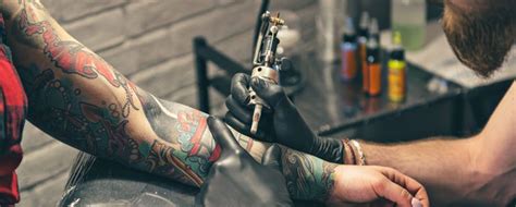 Tatoueur au travail