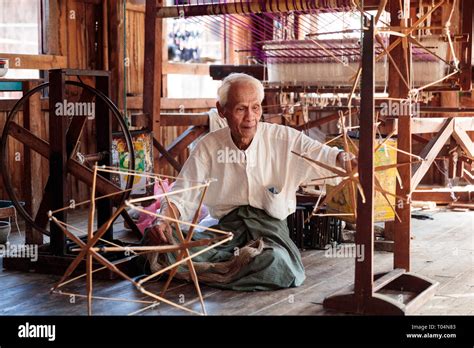 Tissage du lotus sur le lac Inle