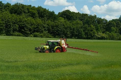 Tracteur épandant de l'engrais dans un champ