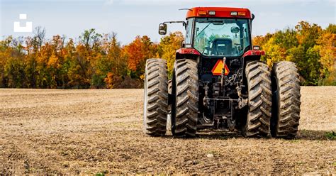 Tracteur dans un champ