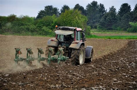 Tracteur labourant un champ