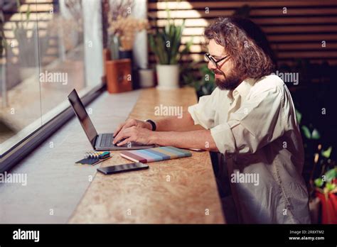 Travailleur indépendant travaillant sur un ordinateur portable
