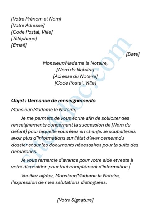 Un notaire expliquant des documents à un couple