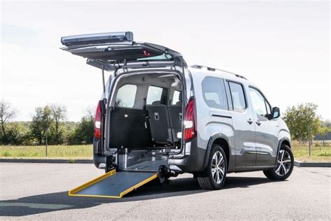 Véhicule adapté pour personne handicapée