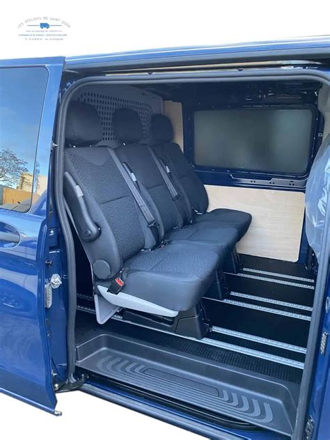 Véhicule utilitaire cabine approfondie