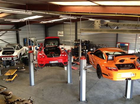Voitures dans un garage