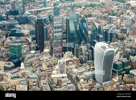Vue de Londres avec des gratte-ciels financiers