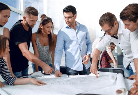 personnes qui travaillent sur un projet